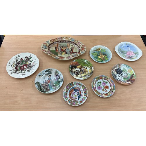 677 - Selection of vintage collectors plates to include oriental etc