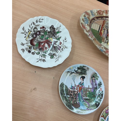 677 - Selection of vintage collectors plates to include oriental etc