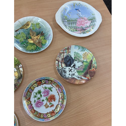 677 - Selection of vintage collectors plates to include oriental etc