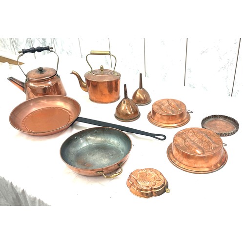 135 - Selection of copper metal ware to include kettles, pans, etc