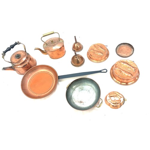 135 - Selection of copper metal ware to include kettles, pans, etc