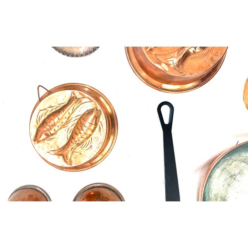 135 - Selection of copper metal ware to include kettles, pans, etc