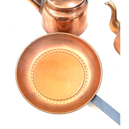135 - Selection of copper metal ware to include kettles, pans, etc