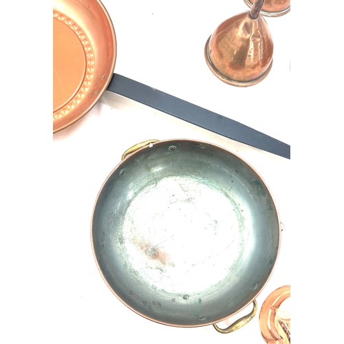 135 - Selection of copper metal ware to include kettles, pans, etc