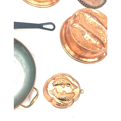 135 - Selection of copper metal ware to include kettles, pans, etc