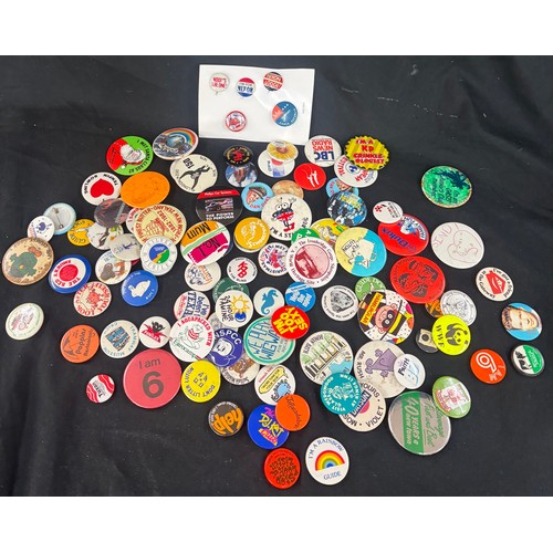 102 - Approximately 100 vintage pin badges, including American political, Vietnam war, North Korea patriot... 