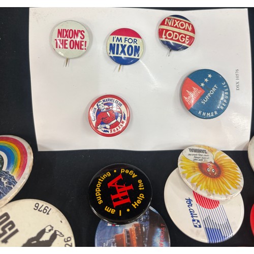 102 - Approximately 100 vintage pin badges, including American political, Vietnam war, North Korea patriot... 