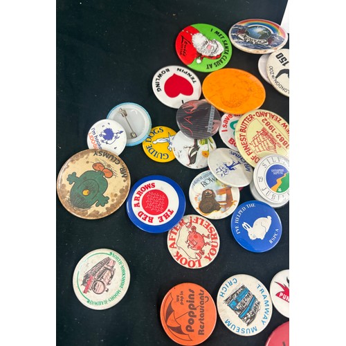 102 - Approximately 100 vintage pin badges, including American political, Vietnam war, North Korea patriot... 