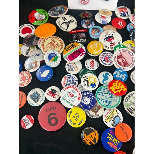 102 - Approximately 100 vintage pin badges, including American political, Vietnam war, North Korea patriot... 