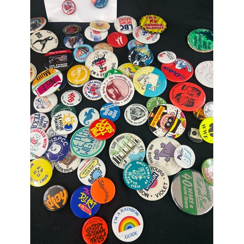 102 - Approximately 100 vintage pin badges, including American political, Vietnam war, North Korea patriot... 