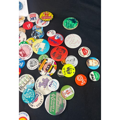 102 - Approximately 100 vintage pin badges, including American political, Vietnam war, North Korea patriot... 