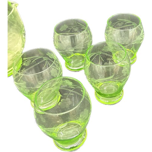131 - Selection of five matching green uranium glasses and a matching jug