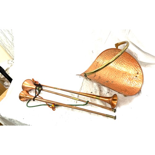 209 - Selection of copper items to include a log basket and a selection of horns