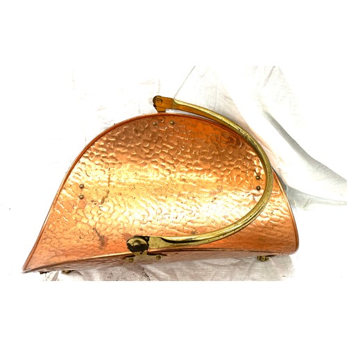 209 - Selection of copper items to include a log basket and a selection of horns