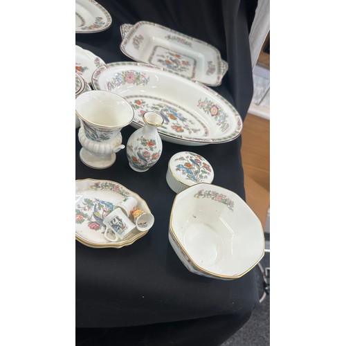 133 - Selection of vintage Wedgwood Kutani Crane pattern items to include meat plates, gravy jug, dishes e... 