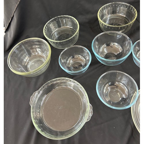 123 - Selection of pyrex ware bowls, trays, pie dishes, etc