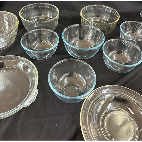123 - Selection of pyrex ware bowls, trays, pie dishes, etc