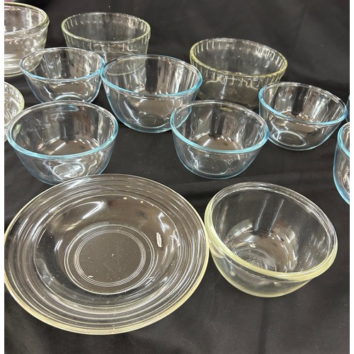 123 - Selection of pyrex ware bowls, trays, pie dishes, etc
