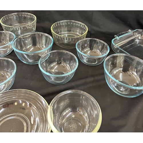 123 - Selection of pyrex ware bowls, trays, pie dishes, etc