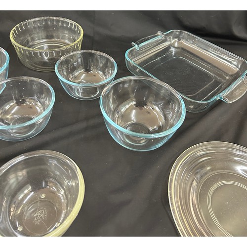 123 - Selection of pyrex ware bowls, trays, pie dishes, etc