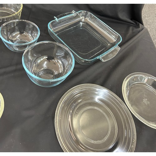 123 - Selection of pyrex ware bowls, trays, pie dishes, etc
