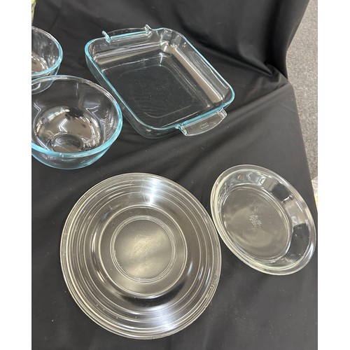 123 - Selection of pyrex ware bowls, trays, pie dishes, etc