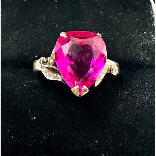 274 - 14 ct gold red gemstone set ring weight 3.4g