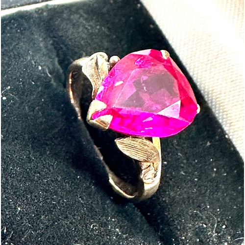 274 - 14 ct gold red gemstone set ring weight 3.4g