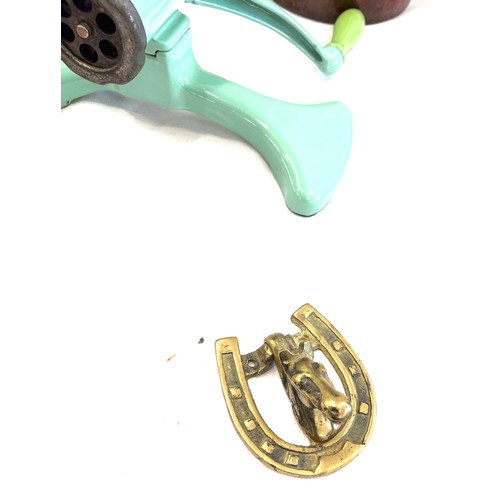 141 - Selection of metalware to include brass and copper ware to include kettles, barometer, enamel mincer... 