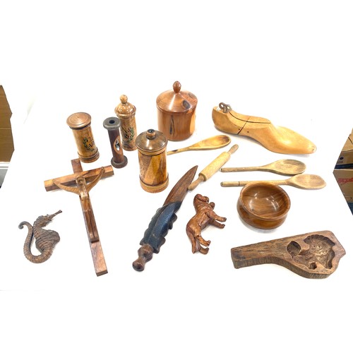 66 - Selection of wooden tureen items to include olive wood, boxes, spoons, bowls, etc