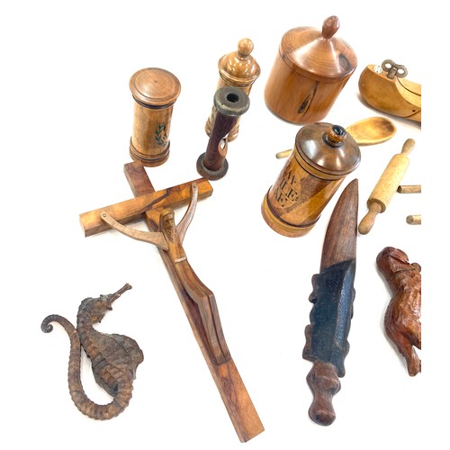 66 - Selection of wooden tureen items to include olive wood, boxes, spoons, bowls, etc