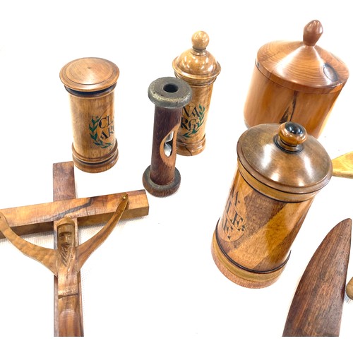 66 - Selection of wooden tureen items to include olive wood, boxes, spoons, bowls, etc