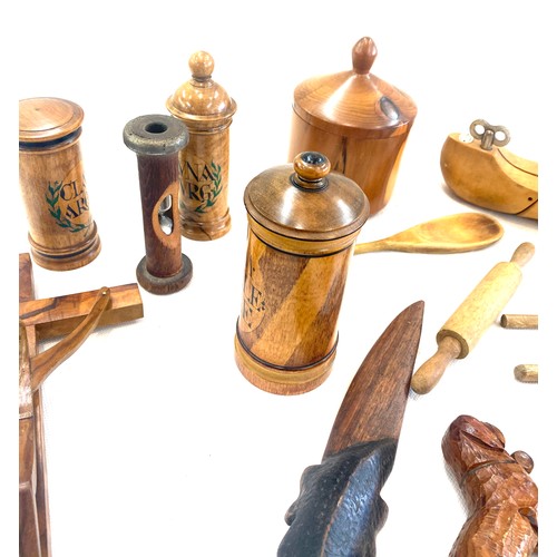 66 - Selection of wooden tureen items to include olive wood, boxes, spoons, bowls, etc