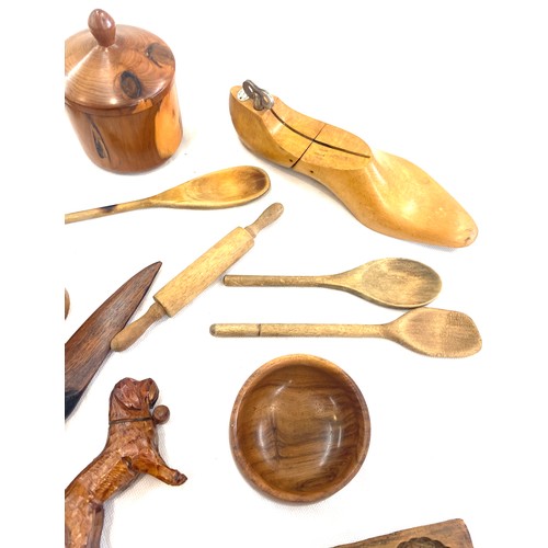 66 - Selection of wooden tureen items to include olive wood, boxes, spoons, bowls, etc