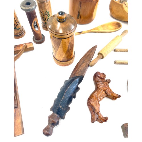 66 - Selection of wooden tureen items to include olive wood, boxes, spoons, bowls, etc