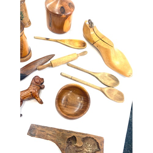 66 - Selection of wooden tureen items to include olive wood, boxes, spoons, bowls, etc