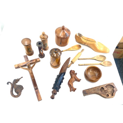 66 - Selection of wooden tureen items to include olive wood, boxes, spoons, bowls, etc