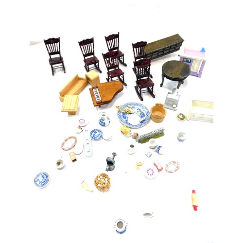 101 - Selection of vintage dolls house furniture