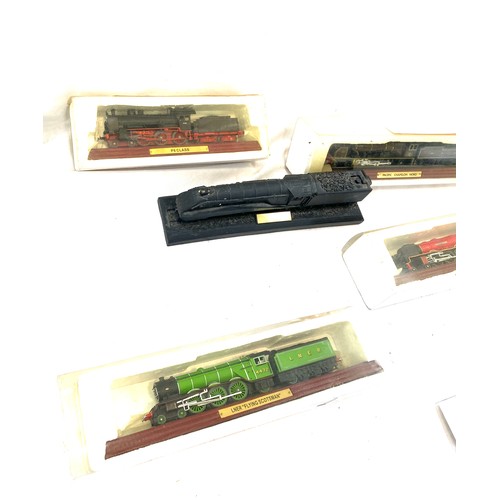 80 - Selection of vintage train carriages and engine models