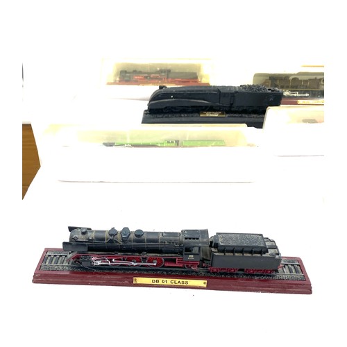 80 - Selection of vintage train carriages and engine models