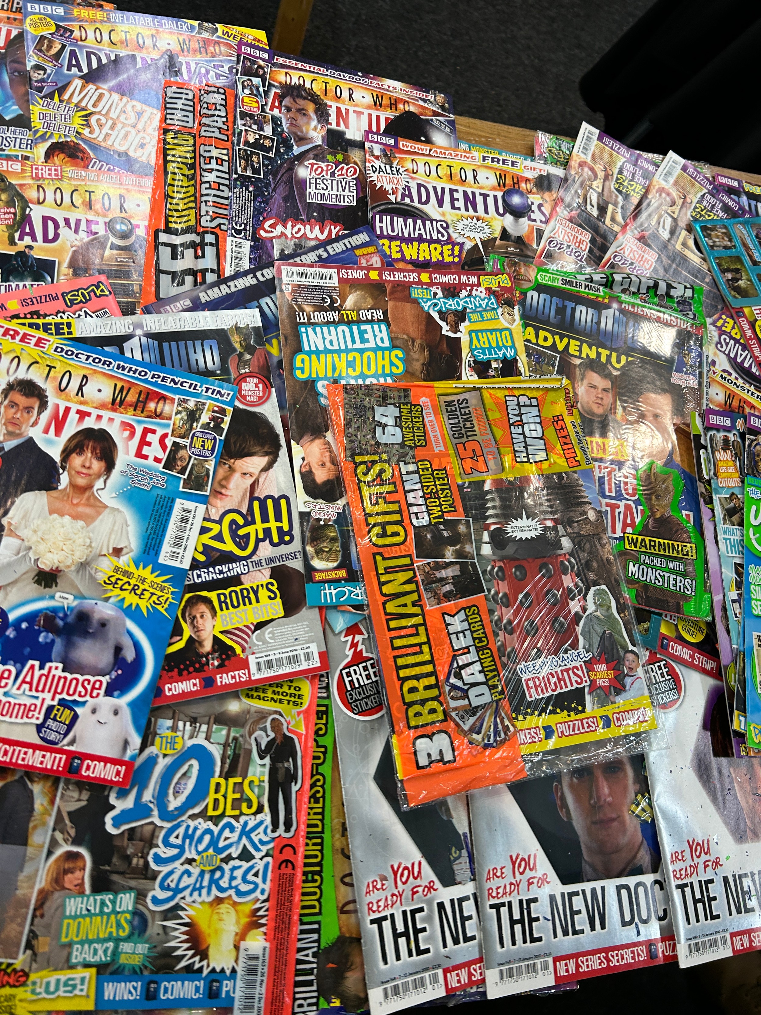 Large selection of approximately 100 Doctor Who magazines various dates ...