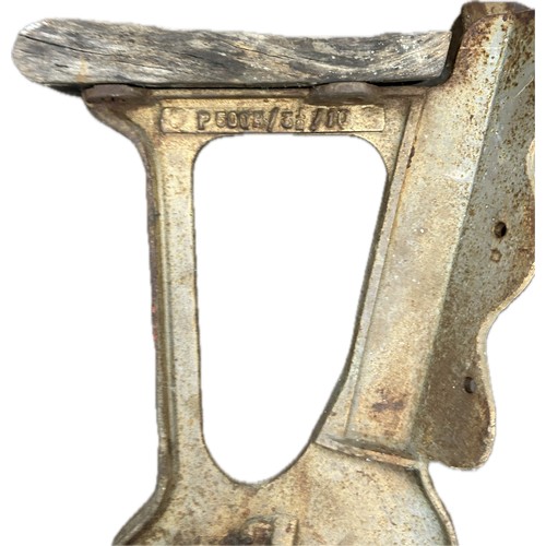 100F - Set of vintage cast iron ends and middle for a  cinema seat