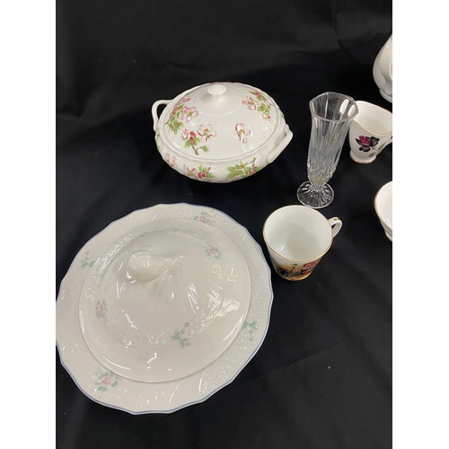 126 - selection of miscellaneous pottery includes Royal Doulton, Royal Albert, Royal Grafton etc