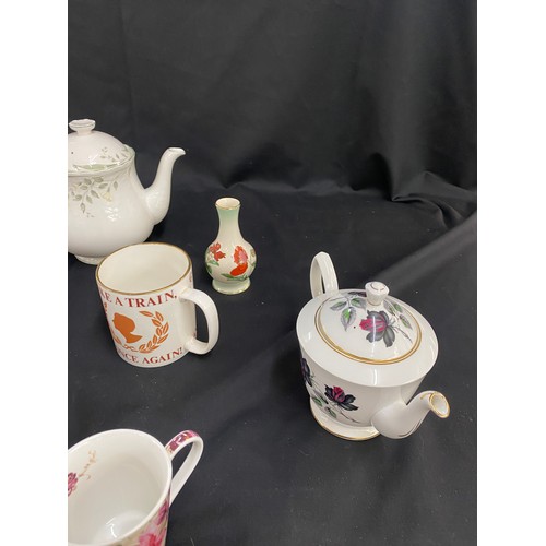 126 - selection of miscellaneous pottery includes Royal Doulton, Royal Albert, Royal Grafton etc