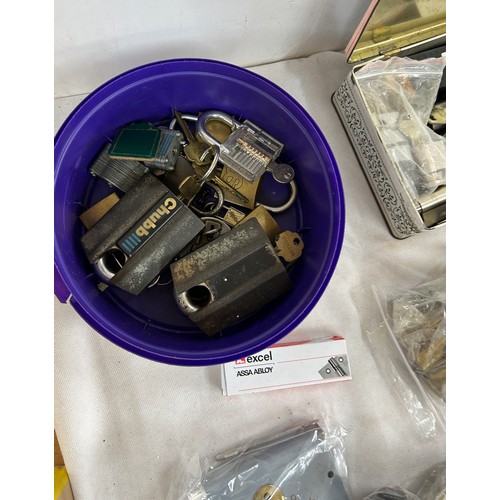 140 - 14 pad locks all with keys and a job lot of door locks