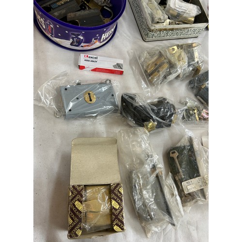 140 - 14 pad locks all with keys and a job lot of door locks