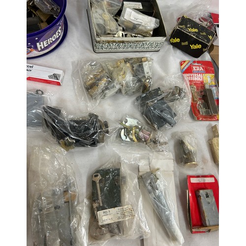 140 - 14 pad locks all with keys and a job lot of door locks