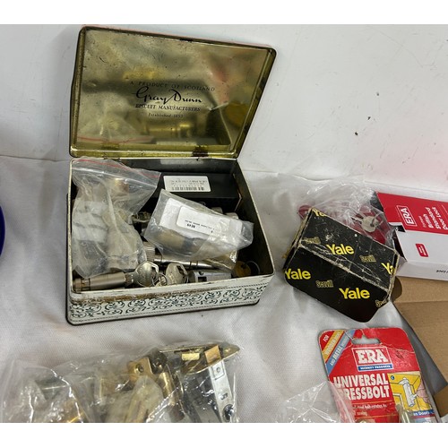 140 - 14 pad locks all with keys and a job lot of door locks