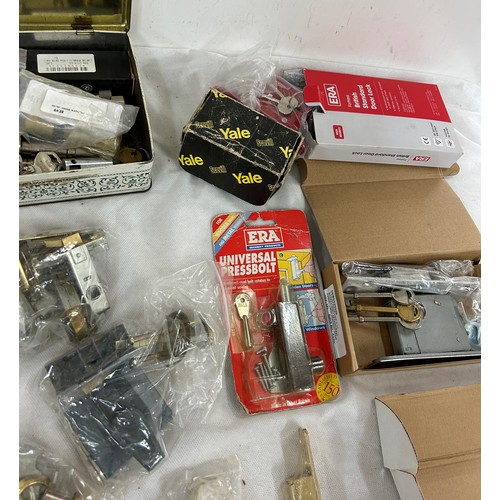 140 - 14 pad locks all with keys and a job lot of door locks