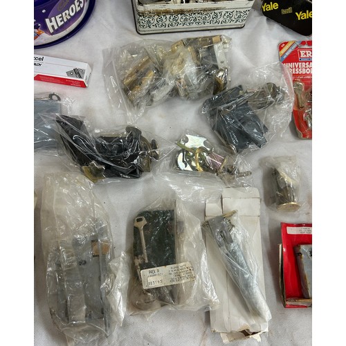 140 - 14 pad locks all with keys and a job lot of door locks